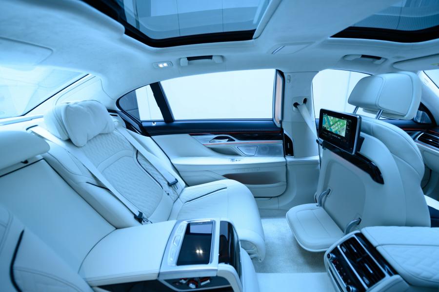 Интерьер BMW M760Li xDrive (G12) 2019 года  (JP) (фото 12 из 21)